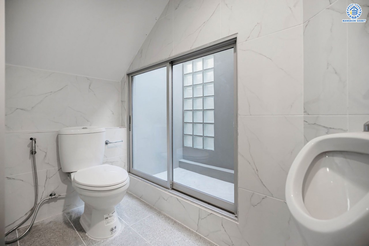 บ้านมือสองตกแต่งใหม่ โครงการ โนเบิล วานา วัชรพล ดีไซน์สุดโดดเด่น เนื้อที่ 68.5 ตร.ว. ฟังก์ชันจัดเต็ม 3 ห้องนอน 4 ห้องน้ำ 1 ห้องแม่บ้าน จอดรถได้ 2 คัน บนทำเลเดินทางสะดวก ใกล้เซ็นทรัลรามอินทรา, จุดขึ้นทางด่วน "สุขาภิบาล5-1" และรถไฟฟ้าสายสีชมพู "สถานีวัชรพล"